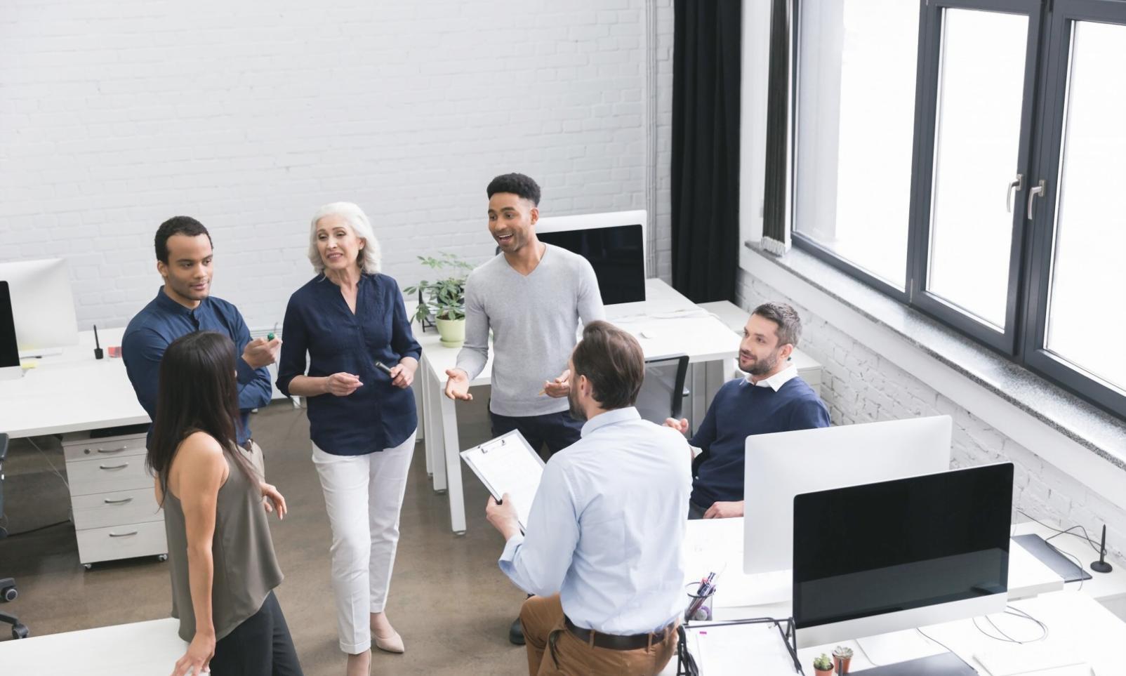 Finanzanalyst bei der Arbeit mit mehreren Monitoren und komplexen Finanzmodellen